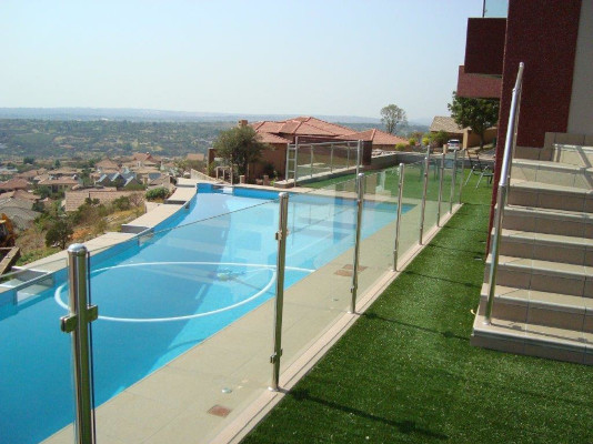 pool glass without top balustrades